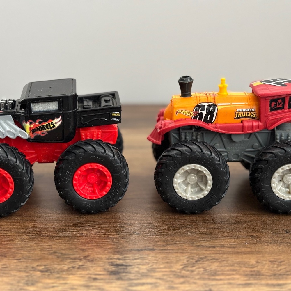 Hot Wheels MONSTER TRUCKS Rev Treed BONE SHAKER & LOCO PUNK 2017-2019 Black Red